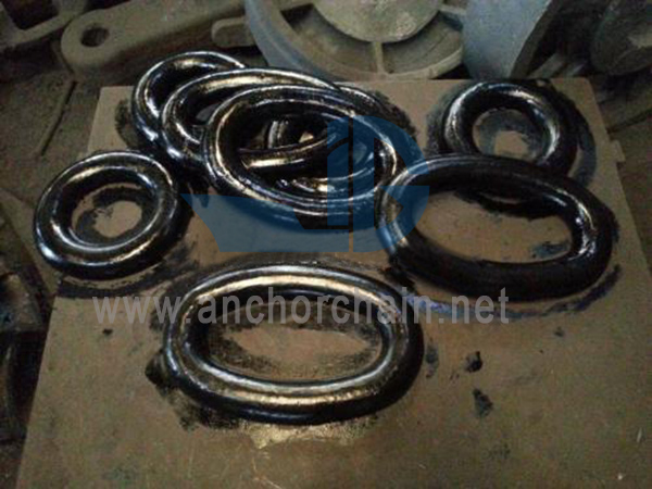 What are the arrangements of anchors in marine anchor chains?